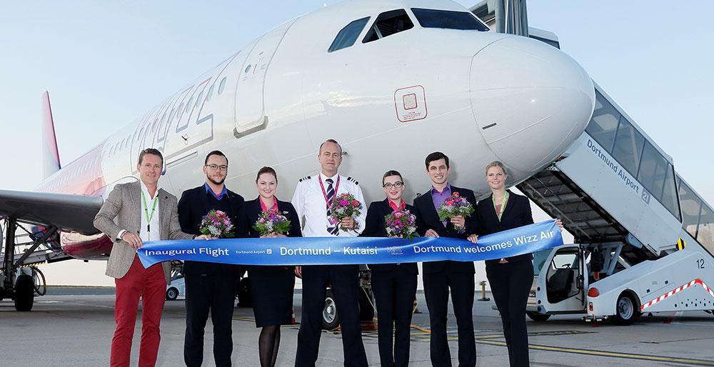 Die Wizz Air-Crew auf dem Vorfeld des Dortmund Airport beim Erstflug nach Kutaissi.