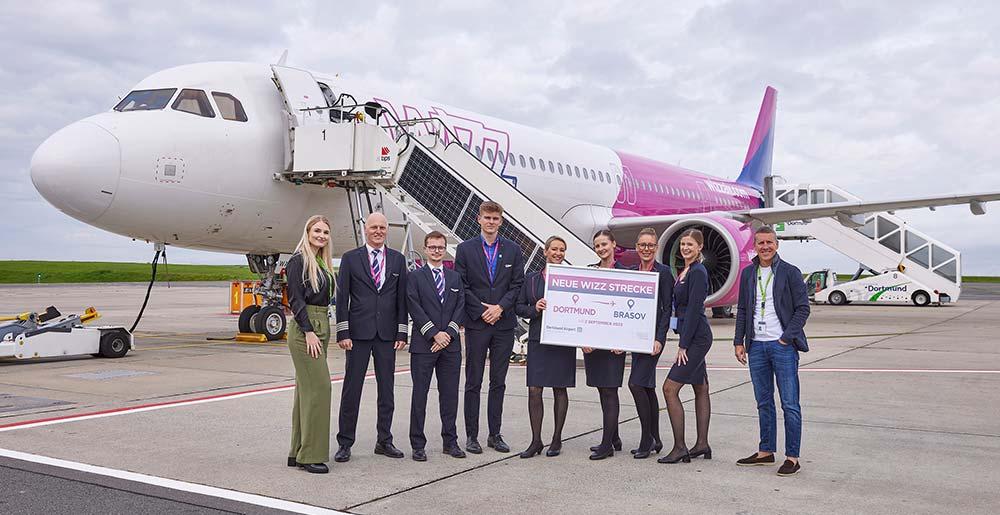 Begrüßung der Wizz Air-Crew beim Erstflug nach Brasov auf dem Vorfeld des Dortmund Airport