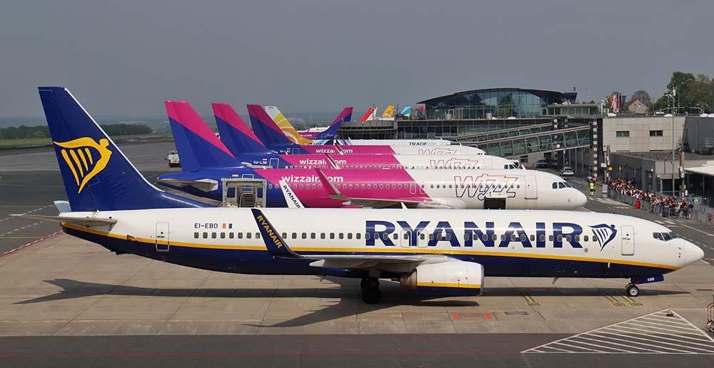 Maschinen von Ryanair, Wizz Air, Eurowings, Trade Air, Lauda und BUZZ auf dem Vorfeld des Dortmund Airport