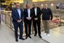 Die neu gewählten Aufsichtsratsvorsichtzenden des Flughafens Dortmund stehen auf der Galerie des Flughafen-Terminals