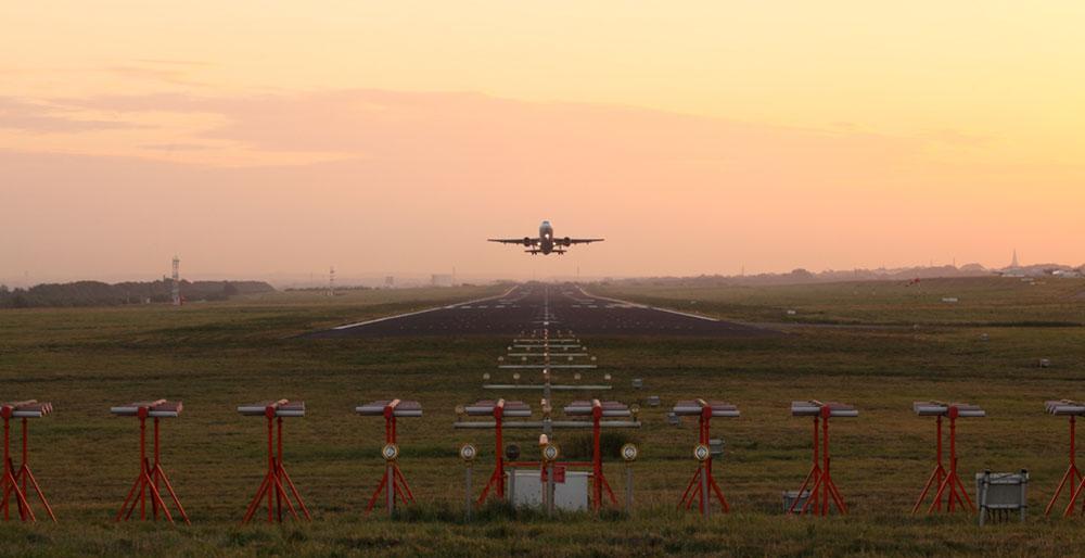 Flugzeug startet von Dortmund Airport