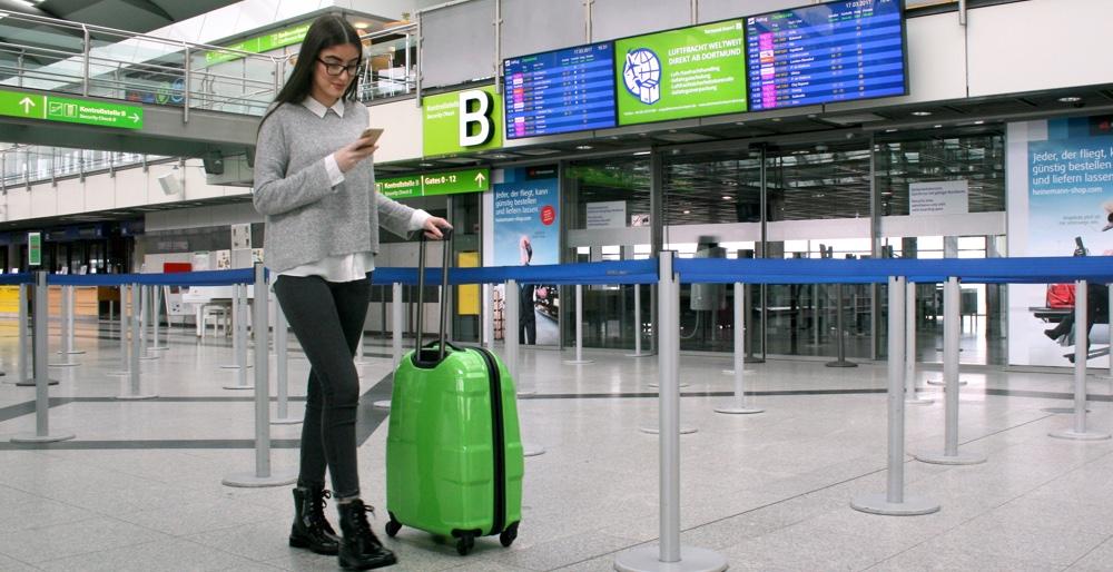 Passagier surft im Terminal im Internet
