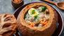 Traditionelle Mehlsuppe „Zurek“ im Brotlaib