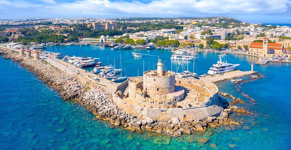 Mandraki Hafen mit Festung St. Nicholas und Windmühlen auf Rhodos in Griechenland