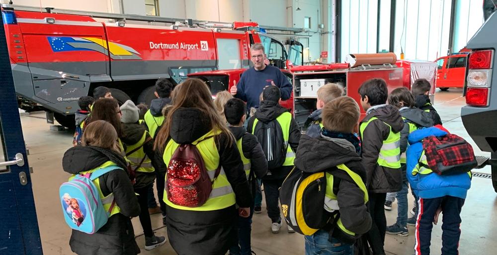 Bundesweiter Vorlesetag am Dortmund Airport: Flughafengeschichten und Feuerwehrbesichtigung begeistern Kinder