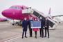 Die Crew des ersten WizzAir Flugs nach Plovdiv ab Dortmund wird von Guido Miletic, Leiter Airport Services und Marketing, auf dem Vorfeld des Dortmund Airport begrü0t.