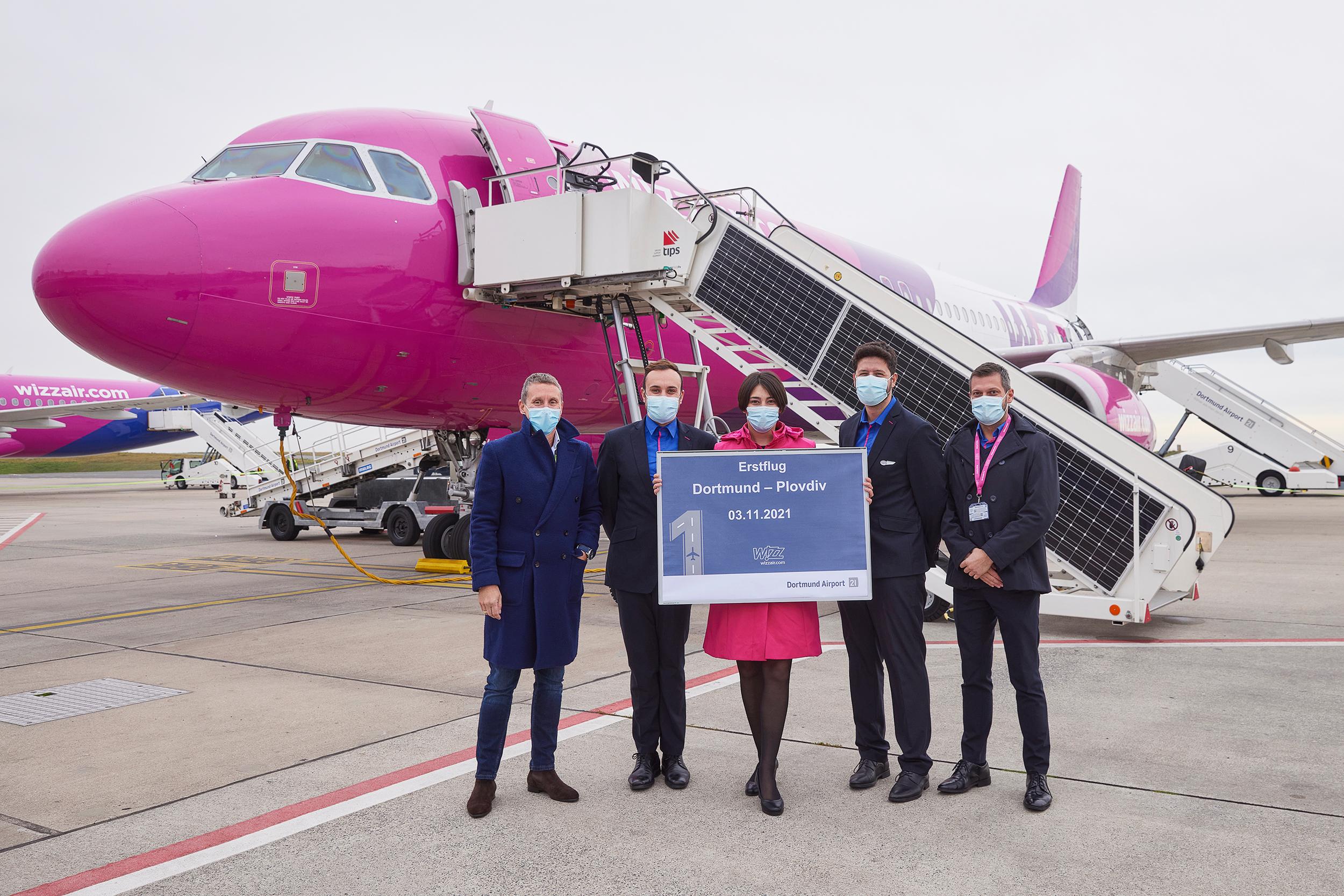 Die Crew des ersten WizzAir Flugs nach Plovdiv ab Dortmund wird von Guido Miletic, Leiter Airport Services und Marketing, auf dem Vorfeld des Dortmund Airport begrü0t.
