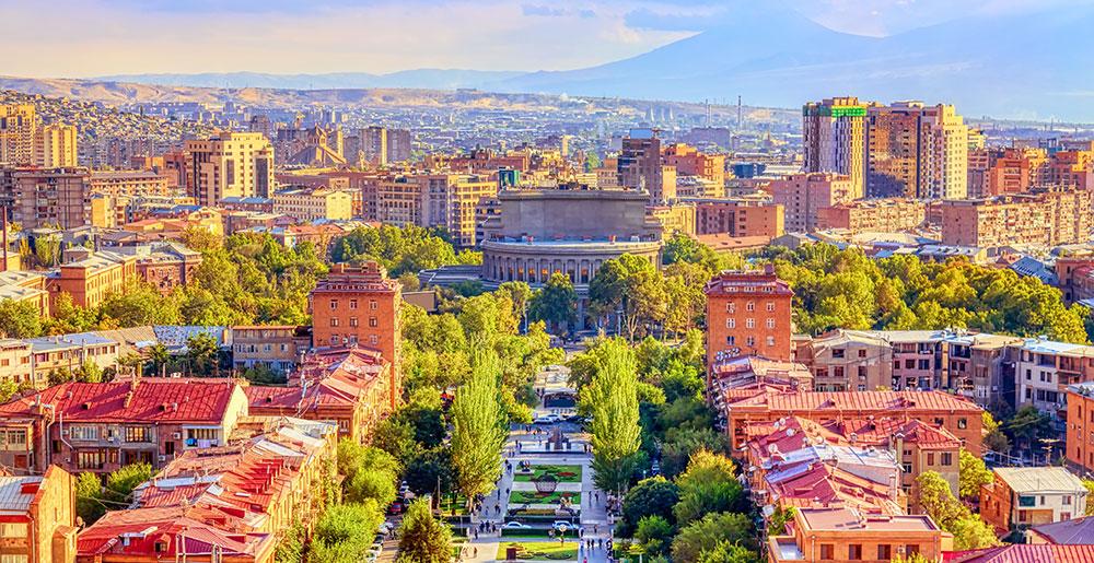 Aussicht auf die „Pink City“ Jerewan in Armenien mit dem Berg Ararat im Hintergrund