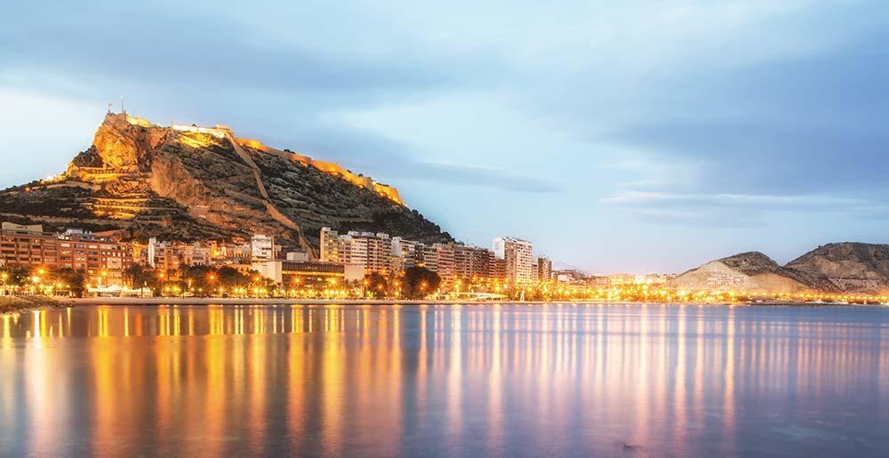 Alicante am Abend mit der Burg Santa Barbara im Hintergrund