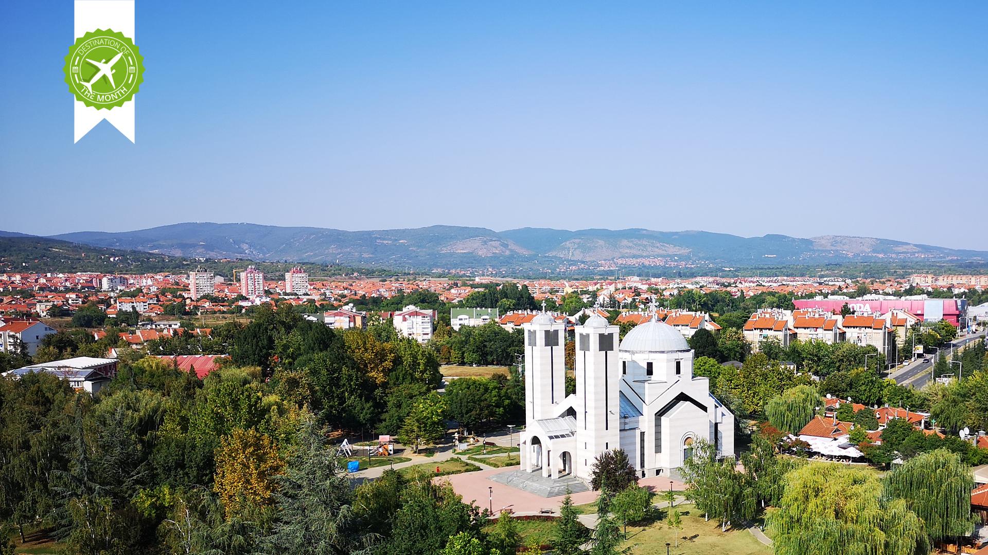 Panoramablick auf die orthodoxe Kirche im Park des Heiligen Sava in Niš, Serbien. Es handelt sich um die Kirche des Heiligen Kaisers Konstantin und der Kaiserin Helena.