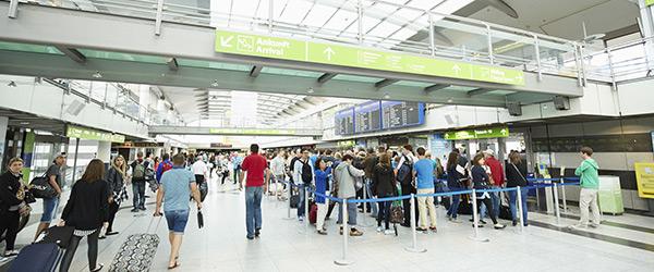 Fluggäste in
  Wartereihe vor Sicherheitscheck

 





