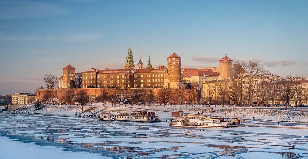 Das Schloss Royal Wawel in Krakau mit Eisschollen auf der Weichsel. Jetzt ab Dortmund Airport entdecken!