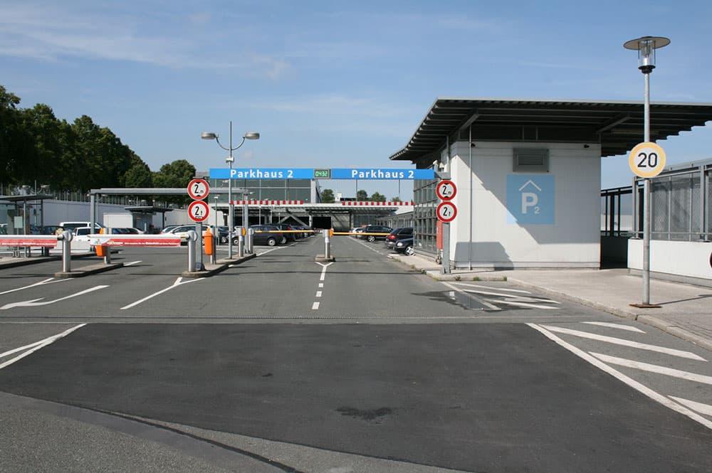 Außenansicht der Ein-/Ausfahrt zum Parkhaus P2