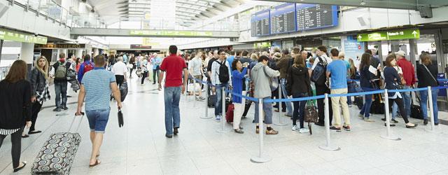 Passagiere im Terminal des Dortmund Airport