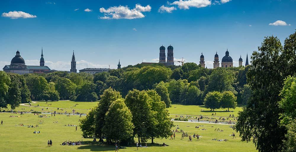 Blick vom Bogen des Englischen Gartens auf die Skyline von München