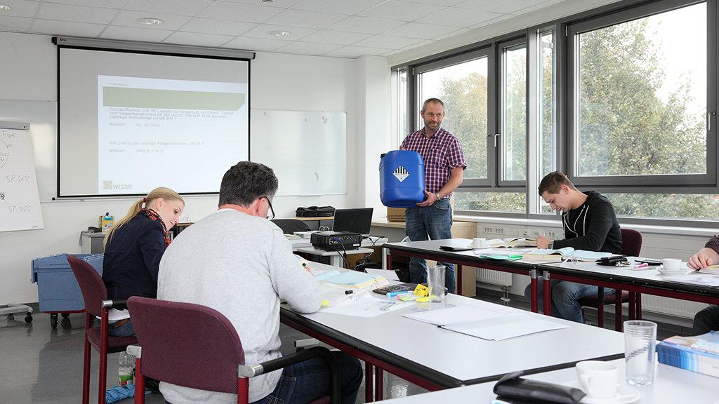 Gefahrgutbehälter
  werden auf einer Schulung erklärt

 





