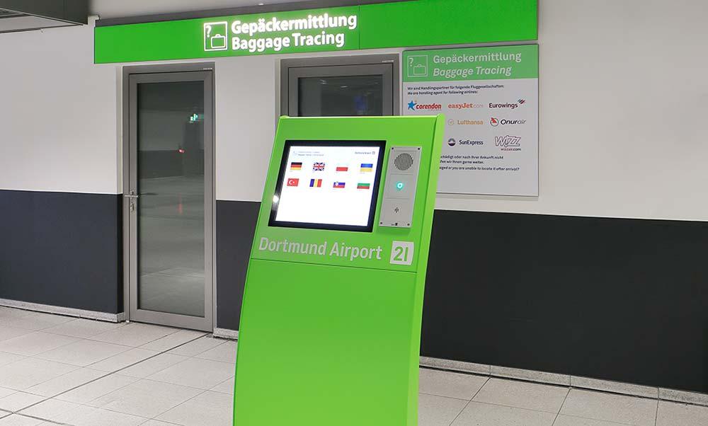 Stele in der Gepäckausgabehalle des Dortmund Airport, an der die Passagiere ihr verlorenes oder beschädigtes Gepäck melden können.