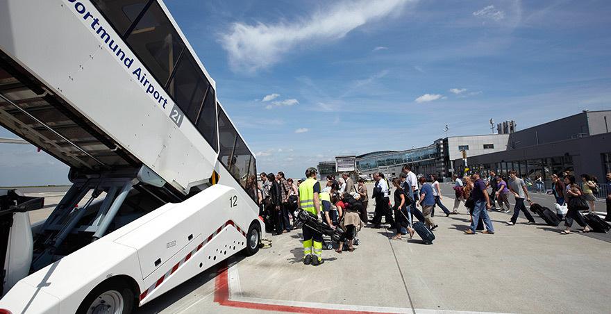 Passengers on the apron at Dortmund Airport - on their way the aircraft.