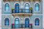 Hausfassade mit den typisch blau-weißen Fliesen in Lissabon