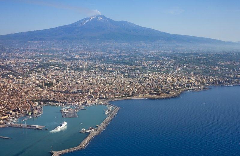 Blick auf Catania und den Vulkan Ätna auf Sizilien