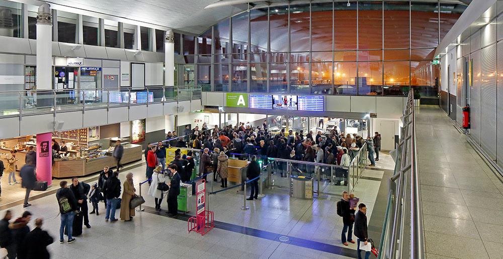 Fluggäste an der neuen Sicherheitskontrollstelle A am Dortmunder Flughafen