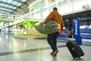 Passagier mit Rollkoffer im Terminal