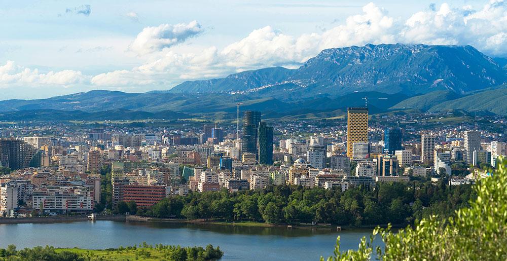 Panoramablick auf Tirana und den Berg Dajti in Albanien
