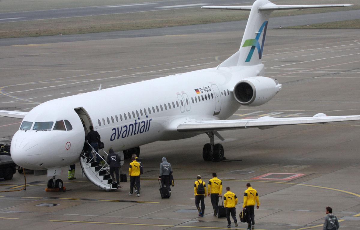 Die Mannschaft des BVB auf dem Vorfeld des Dortmund Airport