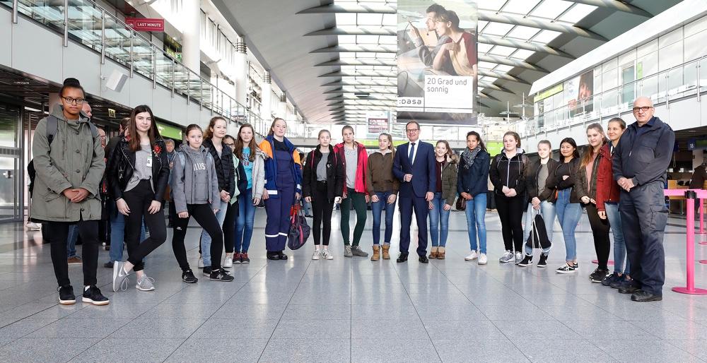 Flughafengeschäftsführer Udo Mager nimmt die Teilnehmerinnen des Girl`s Day am Dortmund Airport in Empfang.