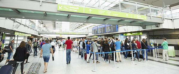 Passagiere vor
  Sicherheitskontrolle am Dortmund Airport

 





