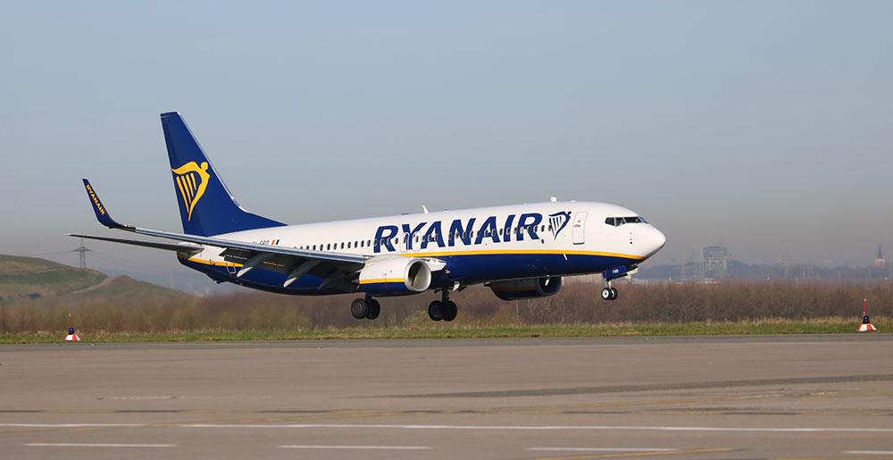 Flugzeug der Ryanair auf der Start- und Landebahn am Dortmund Airport