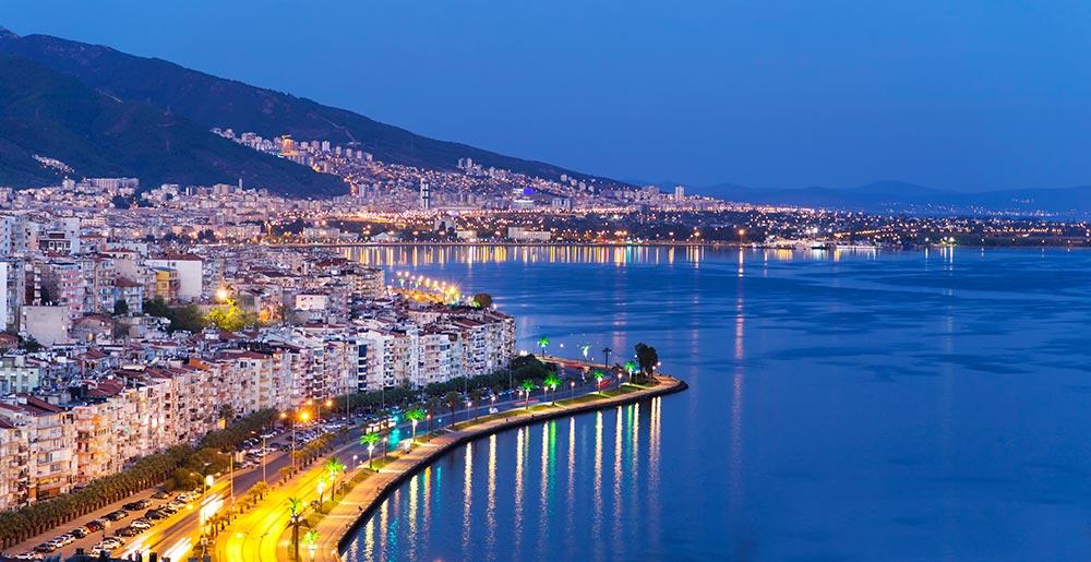 Die Stadt Izmir in der Türkei bei Nacht