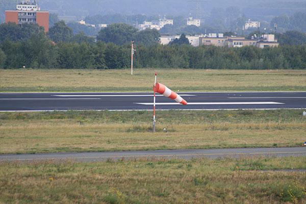 Windrichtungsanzeiger an der Start- und Landebahn
