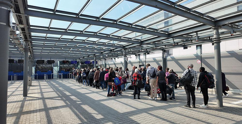 Passkontrolle für einreisende Passagiere an den Positionen 10-12 des Dortmund Airport