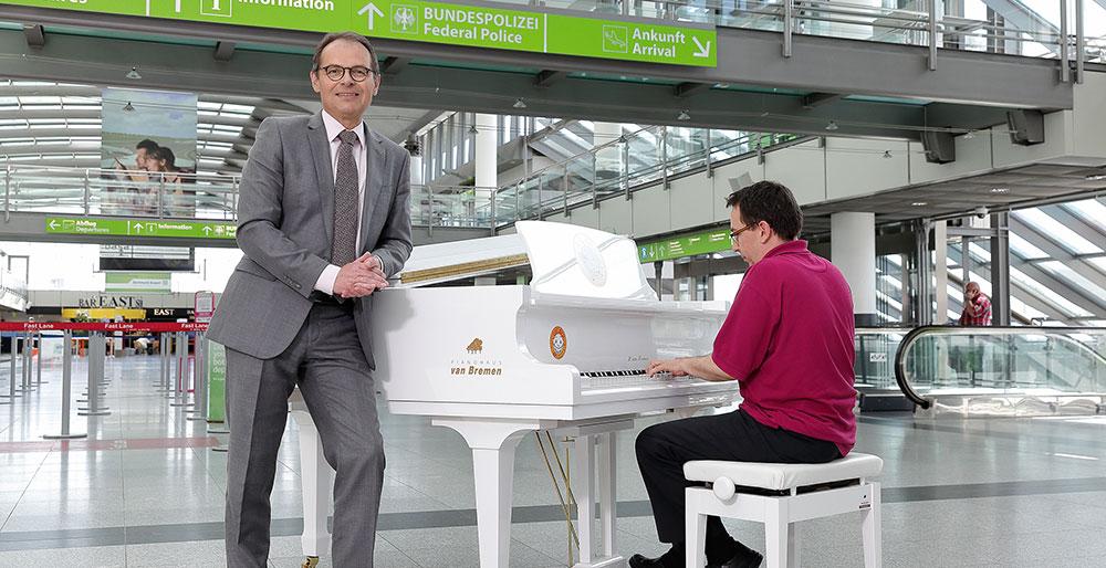 Flughafen-Geschäftsführer vor weißen Flügel im Terminal