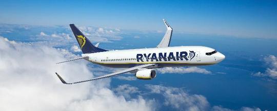 Ein Flugzeug der irischen Low-Cost-Airline Ryanair in der Luft