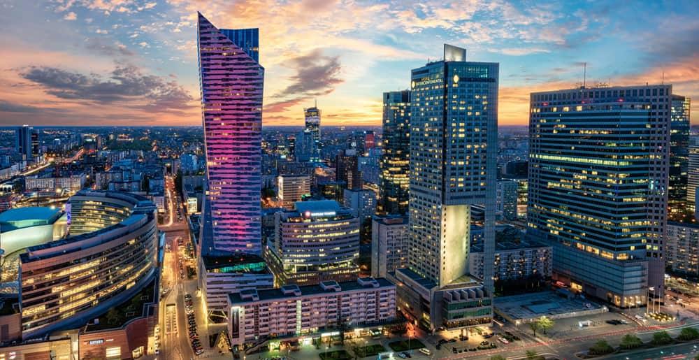 Warschauer Skyline mit modernen Wolkenkratzern bei Sonnenuntergang