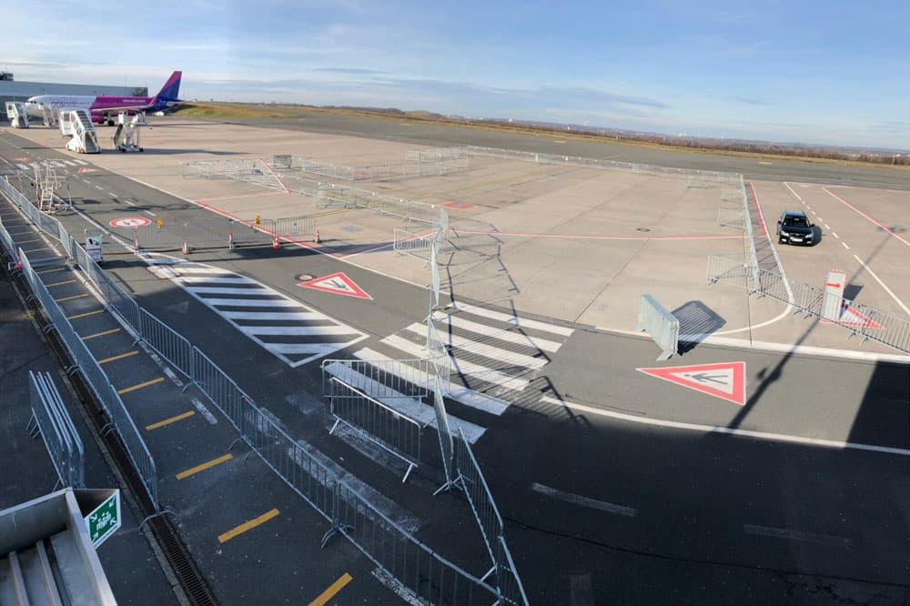 Eine Überdachung für einreisende Passagiere wird gebaut.