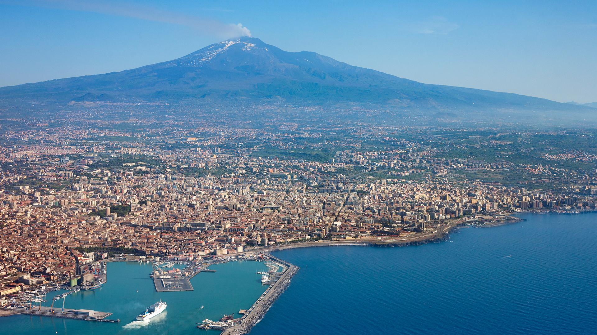 Catania auf Sizilien mit dem Vulkan Ätna im Hintergrund