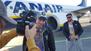 Ante Perry und Jens Albert vor Ryanair-Flugzeug