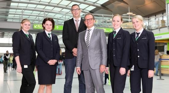 Die Auszubildenden
am Dortmund Airport mit Geschäftsführer Udo Mager