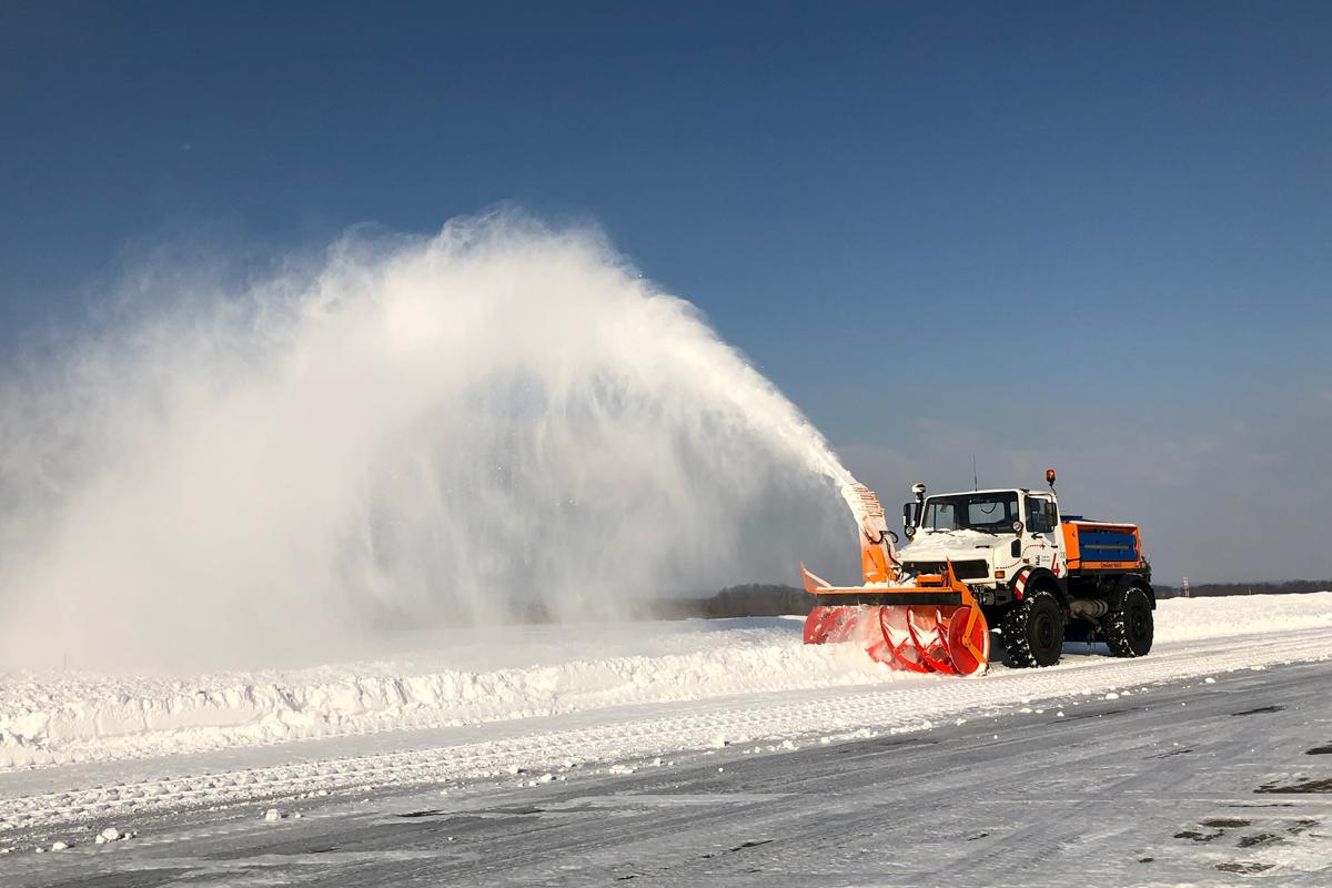 Ein Kehr-Blasgerät im Winterdienst-Einsatz am Dortmund Airport
