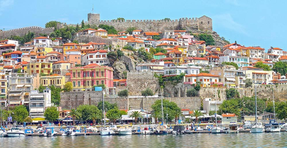 Aussicht auf die Altstadt mit Burg und den Hafen von Kavala in Griechenland