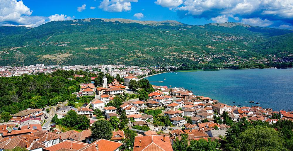 Vogelperspektive auf den Ohridsee und die Stadt Ohrid in Nordmazedonien