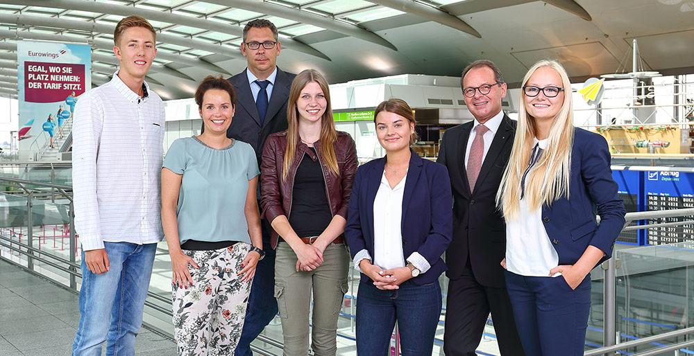 von links nach rechts: Niklas Weidemann, Ausbildungsbetreuerin Jana Lewin, Ausbildungsleiter Bernd Ossenberg, Silke Clare, Lara Brecht, Flughafen-Geschäftsführer Udo Mager, Lea Scholland