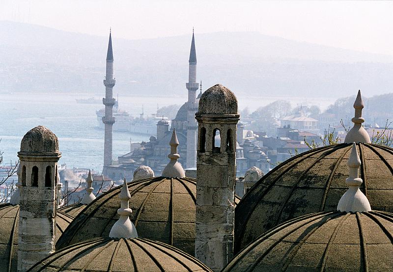Blick auf die
  Sultan-Ahmed-Moschee in Istanbul

 





