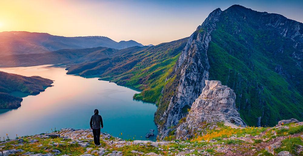 Sonnenaufgang am Rand einer Klippe am Bovilla See in der Nähe von Tirana in Albanien