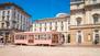 Historische Tram in der Nähe des Teatro La Scala - berühmtes Opernhaus in Mailand, Italien