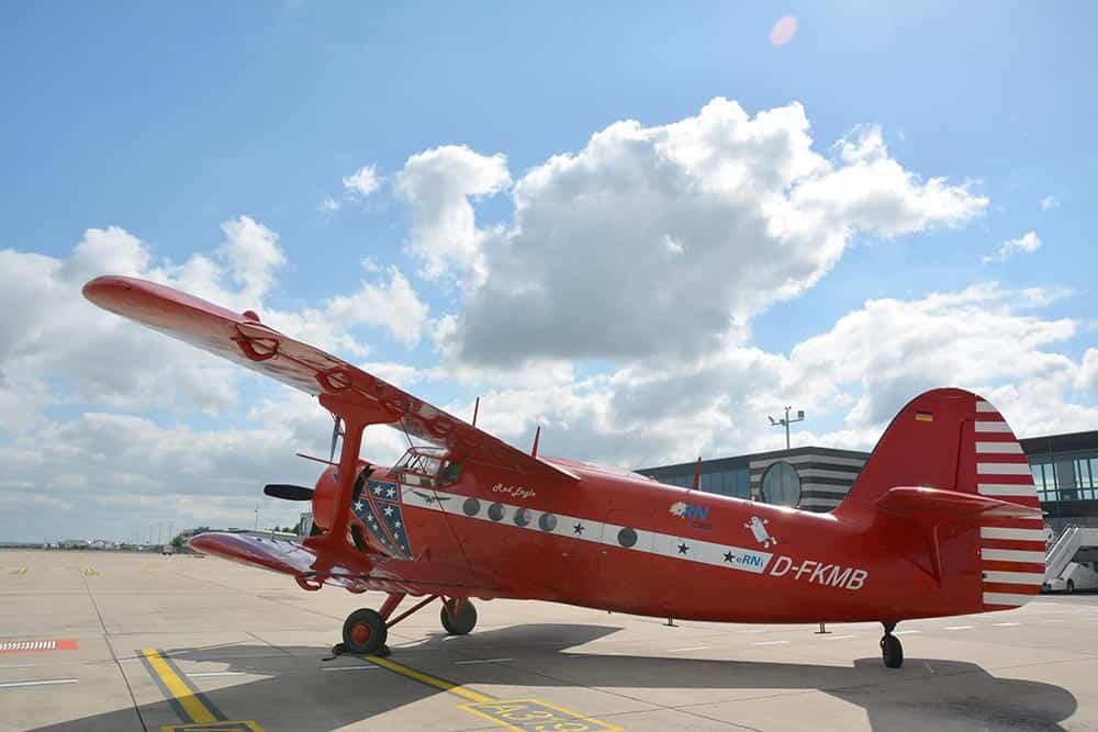 Der Rote Baron auf dem Vorfeld des Dortmunder Flughafens.