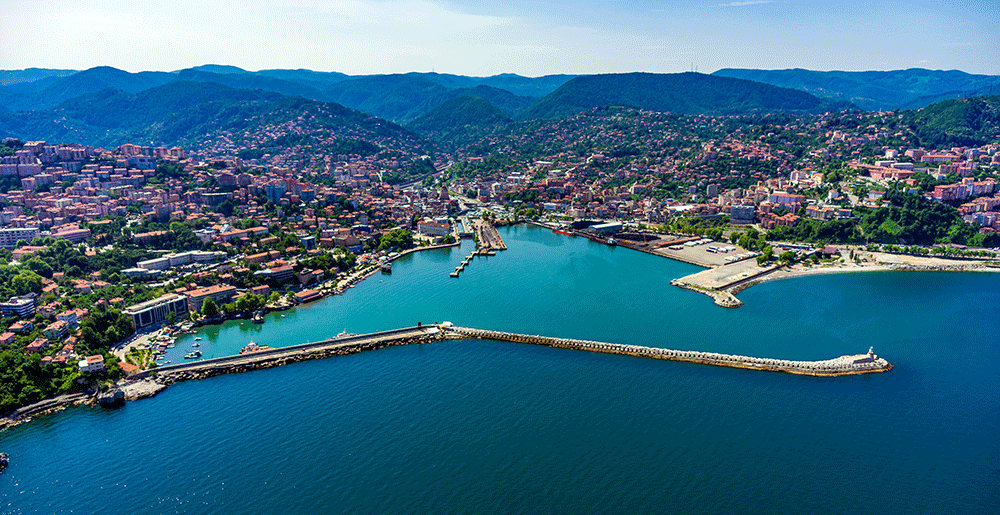 Stadtzentrum und Hafen von Zonguldak in der Türkei.